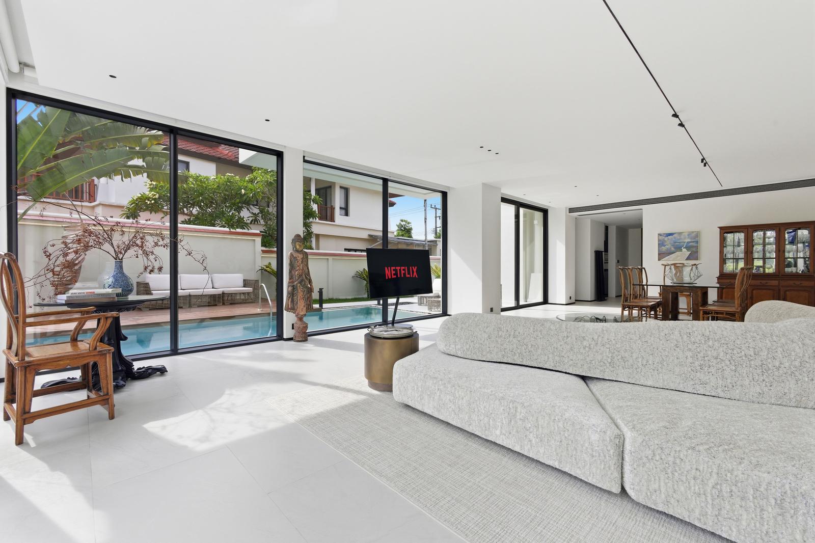 Living room with clean ceiling and concealed air-conditioning