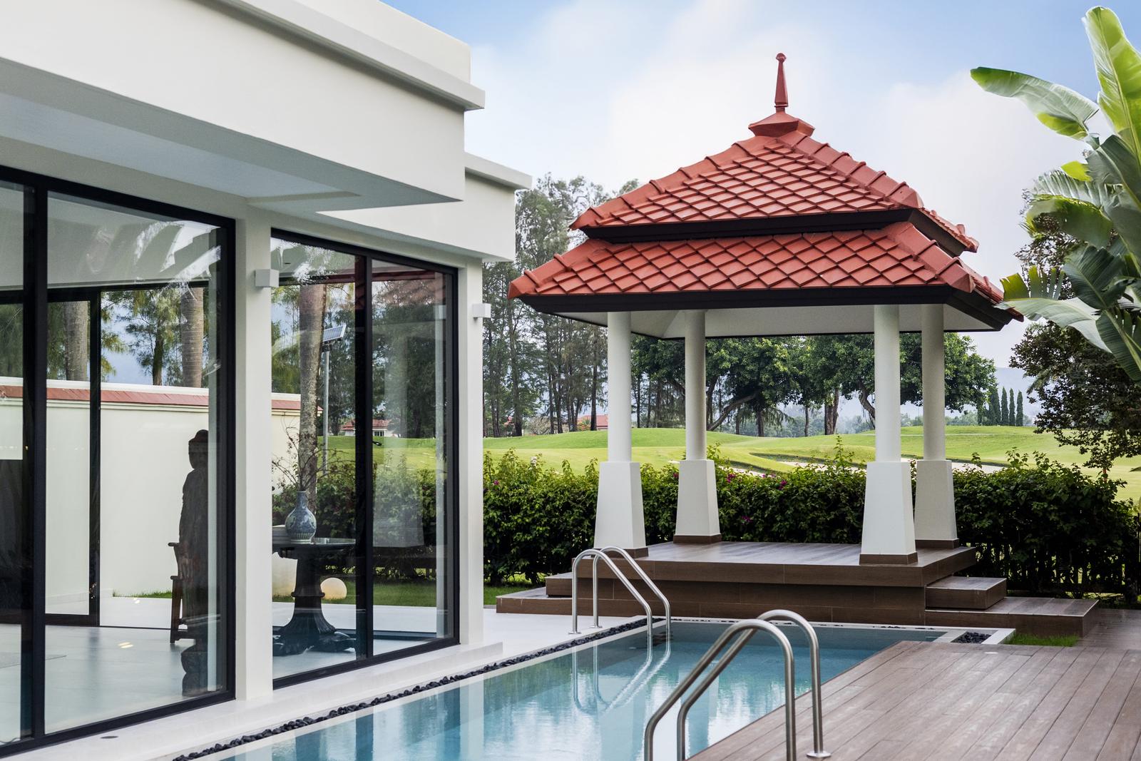 Pool and sala facing the golf course